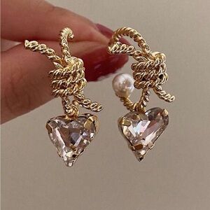 BRAND NEW 18K Gold Plated Gorgeous Shiny 1 Pair Vintage Heart Shaped Earrings